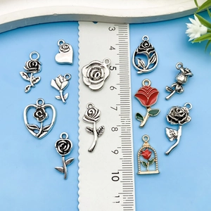 Set de 11 colgantes de rosa y corazón en aleación para joyas DIY con escala de medida real