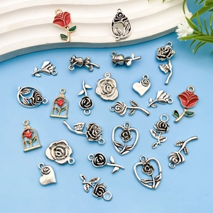 Surtido de dijes de rosas y corazones en plata antigua para creación de joyas de DIY