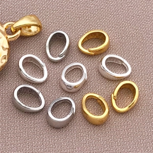 Dettaglio macro di ganci ovali placcati oro 18K e argento per creazione gioielli