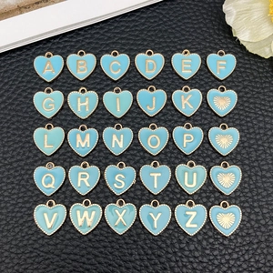 Lichtblauwe emaille hartvormige hangers met 26 gouden letters voor DIY-sieraden maken