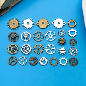 Sammlung von Steampunk Metall-Zahnrädern und Herzanhängern in Bronze und Silber