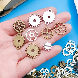 Makroaufnahme von Vintage-Bronze- und Silber-Zahnrädern für Steampunk-Schmuck DIY