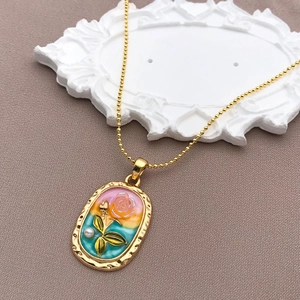 Collana vintage placcata oro 18K con ciondolo ovale a rosa smaltata e piccola perla