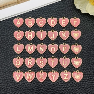 30-delige set roze emaille hartvormige A-Z alfabet bedeltjes met gouden legering rand