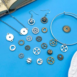 Flache Darstellung von Steampunk Metallzahnrädern und Herzanhängern für DIY-Schmuck