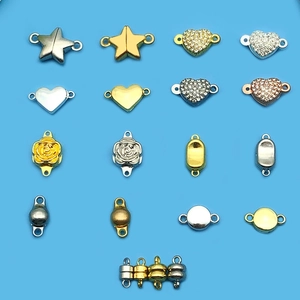 Detailansicht der magnetischen Schmuckverschlüsse in Stern-, Herz- und Blumenform