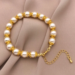 Elegante bracciale di perle con distanziatori a loto dorati e chiusura a moschettone