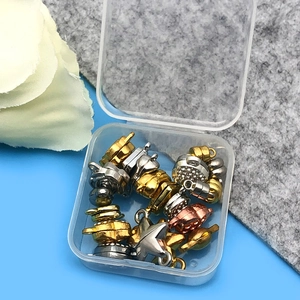 Makroaufnahme von Herz- und Stern-Magnetverschlüssen mit Bastelzubehör für DIY-Schmuck