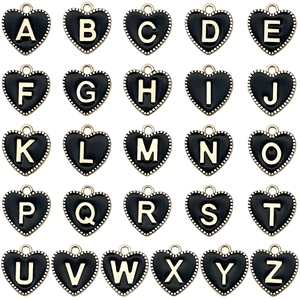 Set van 26 zwart-gouden hartvormige letterhangers met kraaltextuur voor DIY-sieraden