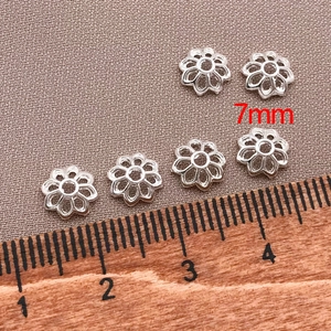 Vista macro di copriperle a loto in argento da 7mm per accessori gioielli fai-da-te