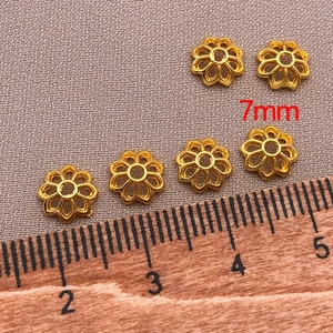 Dettaglio di distanziatori a loto traforati placcati oro 18k 7mm per gioielli fai da te