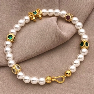 Elegantes, 18 Karat vergoldetes Perlenarmband mit grüner Herzschleife und Edelsteinperlen