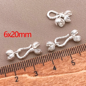 Makroansicht der silbernen Blumen-Knebelverschlüsse 6x20mm für DIY-Schmuckherstellung