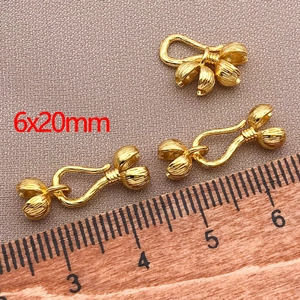 Detailansicht der 6x20mm 18K vergoldeten OT-Verschlüsse in Bogenform auf Holzlineal