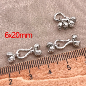Makro-Detail von 6x20mm Silberverschluss-Zubehör mit vertikaler gebürsteter Textur