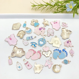 Dijes de esmalte para bebés en rosa y azul, formas biberones y mamelucos de aleación