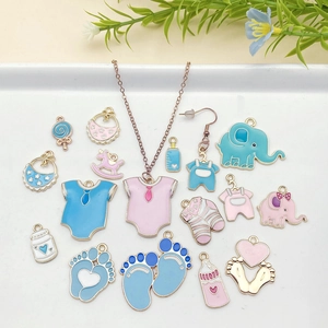 Set de dijes de esmalte con temática de bebé y biberones para creación de joyas DIY