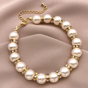 Elegante pulsera de perlas bañada en oro de 18k con espaciadores de diamantes imitación