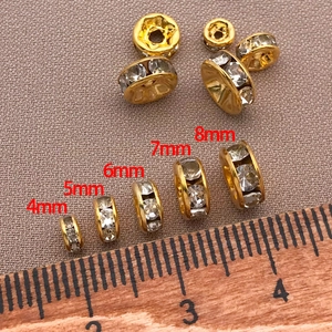 Vista macro de cuentas espaciadoras doradas con diamantes de imitación de 4mm a 8mm para DIY