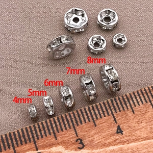 Detalle de cuentas espaciadoras chapadas en oro 18k con pedrería en tamaños de 4mm a 8mm