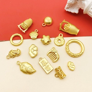 Breloques traditionnelles en or mat avec motifs porte-bonheur pour bijoux DIY