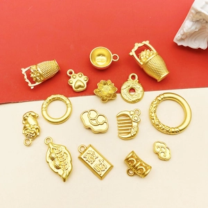 Collection de breloques DIY dorées avec lotus et symboles de fortune sur fond bicolore
