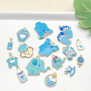 Set de dijes de baby shower azul cielo con biberones y huellas para joyería de bricolaje