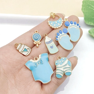 Primer plano de dijes esmaltados azul cielo con temática de bebé para joyería DIY