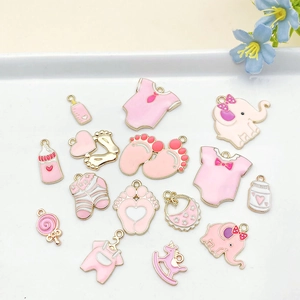 Dijes de esmalte rosa con tema de bebé y biberón para creación de joyas personalizadas