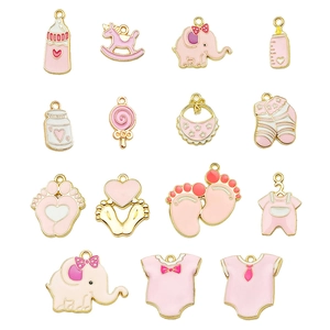 Set de 15 colgantes esmaltados en rosa con temas de bebé para joyería artesanal DIY