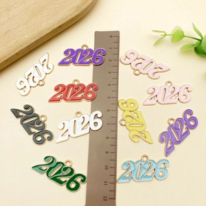 Set de dijes del número 2026 con esmalte colorido para crear collares y pulseras DIY