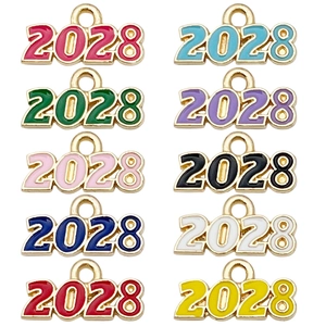 Set de 10 colgantes coloridos año 2028 en aleación y esmalte para bisutería artesanal