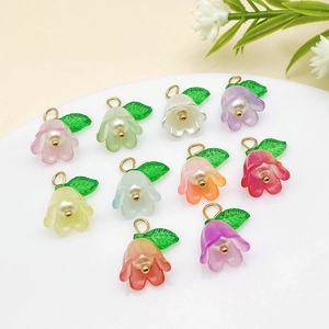 Gekleurde acryl lelietje-van-dalen hangers met parels en groene bladeren voor DIY sieraden
