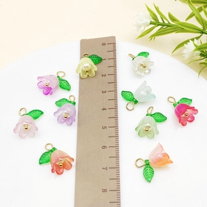 Macro-opname van lelietje-van-dalen hangers van hars met parels voor DIY-sieraden maken