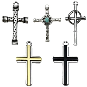 Sammlung von fünf verschiedenen Kreuzanhängern in Vintage-Silber, Türkis und Bicolor-Stilen