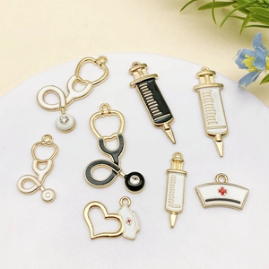 Set di 8 ciondoli medici smaltati con stetoscopio e siringa per creazione gioielli fai da te