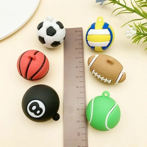 Gros plan de mini breloques de ballons de sport en PVC montrant les détails précis