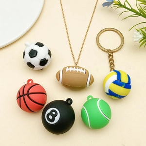 Ensemble de porte-clés et collier de sport réalistes en PVC incluant football et basketball