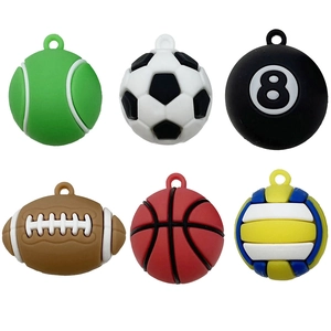 Lot de six breloques ballons de sport dont football, basket et tennis en PVC souple