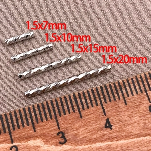 Nahaufnahme von diamantgeschliffenen Silbermetallröhrchen in Längen von 7 mm bis 20 mm