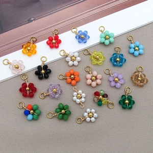 Bunte Gänseblümchen-Perlenanhänger mit Goldringen für DIY-Halsketten und Schmuckdesign