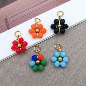Detailansicht bunter Kristallblumen-Anhänger mit Golddrahtwicklung für DIY-Schmuckherstellung