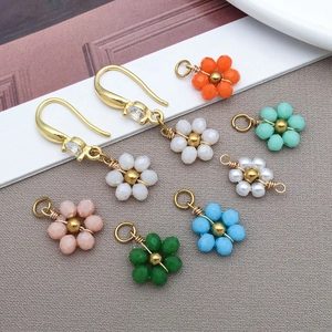 Detail von bunten Kristall Gänseblümchen Anhängern und Gold Zirkon Ohrringen für DIY
