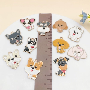 Detailaufnahme von Cartoon-Hunde-Emaille-Anhängern mit Maßstab für DIY-Tier-Schmuck