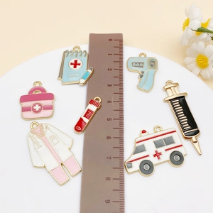 7-delige medische emaille bedelset met ambulance en spuit voor DIY-sieraden maken