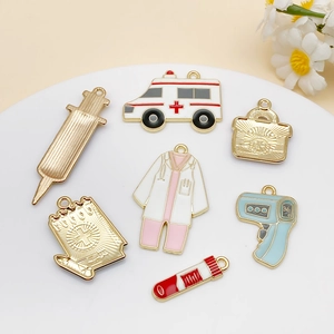 Gedetailleerde weergave van kleurrijke medische emaille hangers met ambulance