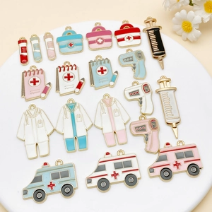 Detail van medische bedeltjes met ambulance en EHBO-kit voor DIY-sieraden maken