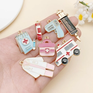Detail van medische emaille bedeltjes inclusief ambulance voor DIY sieraden