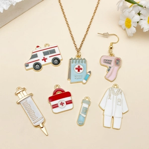 Detailweergave van medische emaille hangers inclusief ambulance en medische koffer charms