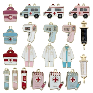 Set medische cartoonbedels met ambulance en EHBO-kit voor het maken van DIY-sieraden